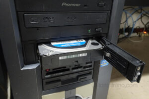 HDDが押し出される